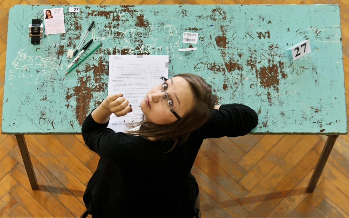 Prawie 380 tysięcy gimnazjalistów sprawdziło dziś swoją wiedzę humanistyczną podczas egzaminu na zakończenie szkoły. Na początek zmierzyli się z testem z historii i WOS-u. Publikujemy arkusz i prozozycje odpowiedzi z tej części egzaminu!