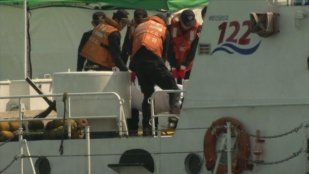 Krewni pasażerów zatopionego koreańskiego promu zebrali się w porcie w Paengmok. Chcieli dowiedzieć się o swoich bliskich. Tablica informacyjna jest wypełniona nazwiskami zmarłych pasażerów, którzy zostali wyciągnięci z wraku przez zespoły ratownicze. W pobliskim namiocie utworzono prowizoryczną kostnicę, w której rodziny mogą identyfikować ciała. Według oficjalnych danych, w katastrofie promu zginęło 146 osób. Pozostałe wciąż uznawane są za zaginionych, ale nie ma już szans na odnalezienie żywych. Z kabin wyciągane są kolejne ciała.
