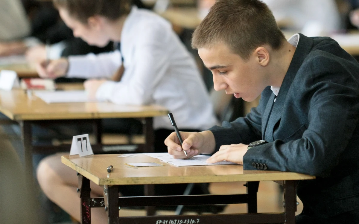 Prawie 380 tysięcy gimnazjalistów ma już za sobą pierwszy dzień egzaminacyjnego maratonu. Publikujemy arkusz zadań i propozycje odpowiedzi z języka polskiego! Wcześniej nasi eksperci rozwiązali dla Was arkusz z historii i WOS-u.