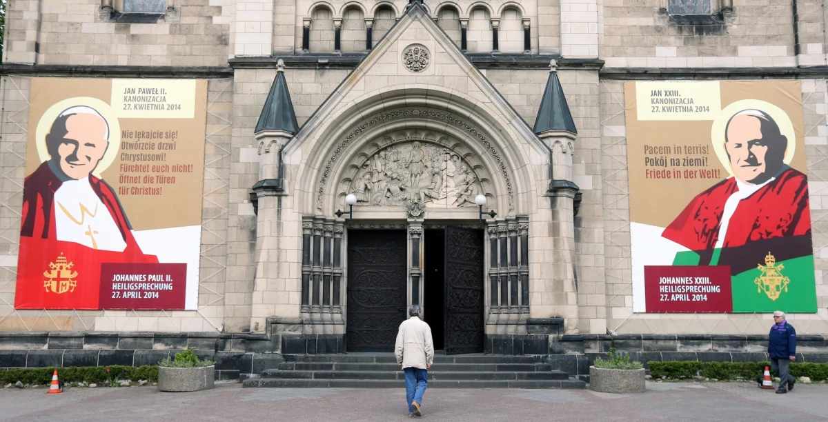1700 autokarów i 58 lotów czarterowych z Polski przywiezie pielgrzymów na kanonizację Jana Pawła II i Jana XXIII – poinformowano na konferencji prasowej diecezji rzymskiej. Po raz pierwszy potwierdzono udział emerytowanego papieża Benedykta XVI we mszy kanonizacyjnej. 
