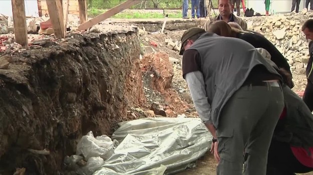 Eksperci rozpoczęli wykopaliska w masowym grobie w Serbii. Ma się w nim znajdować co najmniej 250 ciał Albańczyków, którzy zginęli w czasie wojny w Kosowie w latach 1998/99. 


Władze poinformowały, że wykopaliska w miejscowości Rudnica, w pobliżu granicy Serbii z Kosowem, zajmą około 60 dni. 


Międzynarodowe siły pokojowe twierdzą, że Serbowie ukryli prawdziwą lokalizację wielu masowych grobów, aby ukryć dowody zbrodni. 


Kosowo ogłosiło niepodległość w 2008 roku.