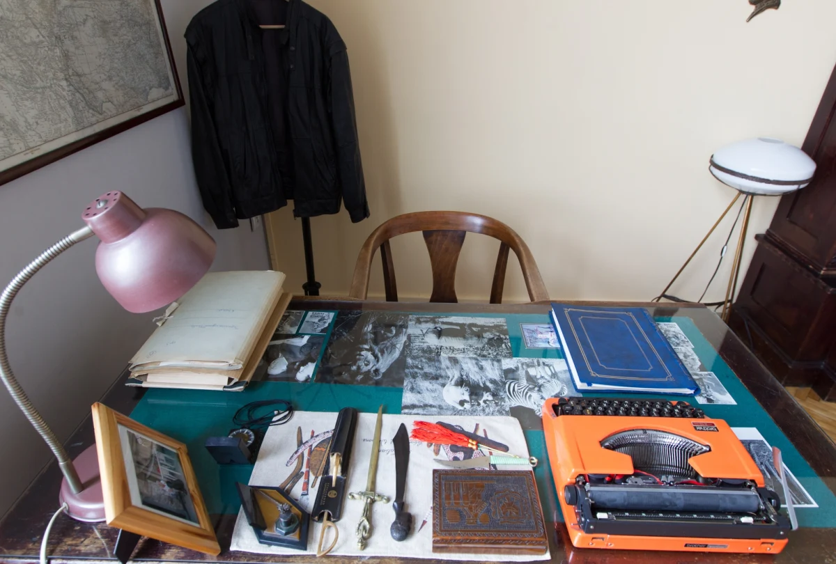 Biurko, maszyna do pisania, kanapa, fotele, zbiór książek, pamiątki i kolekcja fajek Alfreda Szklarskiego. To wszystko można zobaczyć w gabinecie pisarza, który odtworzono w Bibliotece Śląskiej w Katowicach. Wszystkie sprzęty książnicy udostępniła rodzina pisarza. 