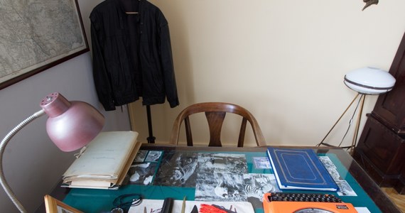 Biurko, maszyna do pisania, kanapa, fotele, zbiór książek, pamiątki i kolekcja fajek Alfreda Szklarskiego. To wszystko można zobaczyć w gabinecie pisarza, który odtworzono w Bibliotece Śląskiej w Katowicach. Wszystkie sprzęty książnicy udostępniła rodzina pisarza. 