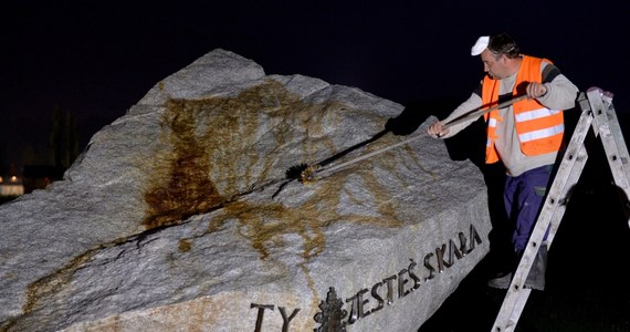 Nieznani sprawcy zdewastowali granitowy głaz na krakowskich Błoniach, który upamiętnia wizyty papieża Jana Pawła II w tym mieście. Na skale wymalowano gwiazdę Dawida. Wieczorem rozpoczęto czyszczenie głazu.