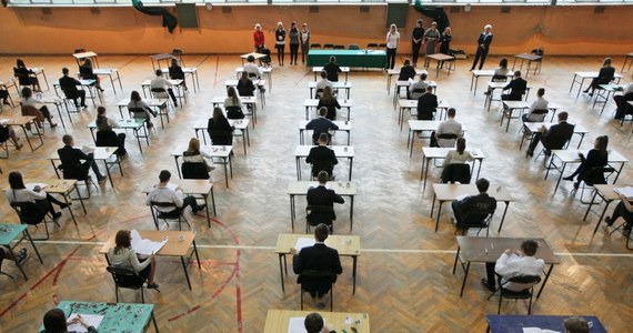 Gimnazjaliści mają już za sobą drugi dzień egzaminacyjnych zmagań. O poranku napisali test z przedmiotów przyrodniczych, później sprawdzili swoją wiedzę matematyczną. Na RMF 24 publikujemy arkusz i odpowiedzi z przedmiotów przyrodniczych! Pojawi się również arkusz z odpowiedziami z matematyki.