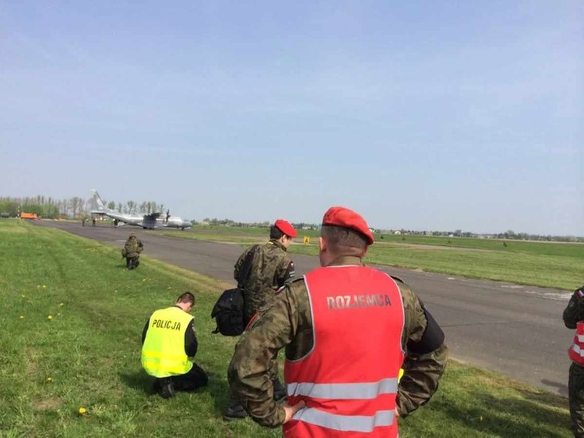 Na lotnisku w Radomiu drugi dzień ćwiczeń służb podległych MSW. Ćwiczący musieli zmierzyć się z upozorowanym naruszeniem polskiej przestrzeni powietrznej, związanym z uprowadzeniem samolotu pasażerskiego. 