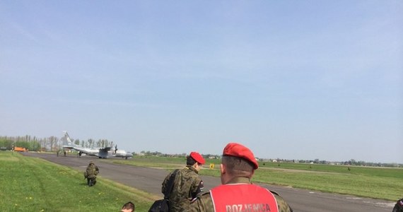 Na lotnisku w Radomiu drugi dzień ćwiczeń służb podległych MSW. Ćwiczący musieli zmierzyć się z upozorowanym naruszeniem polskiej przestrzeni powietrznej, związanym z uprowadzeniem samolotu pasażerskiego. 