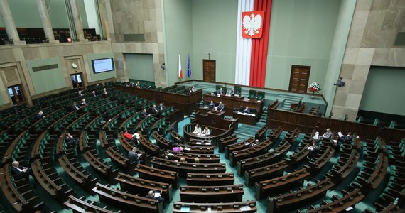 Sejm przyjął uchwałę w związku z kanonizacją Jana Pawła II. Wcześniej posłowie zdecydowali, że przed głosowaniem nie będzie debaty. 