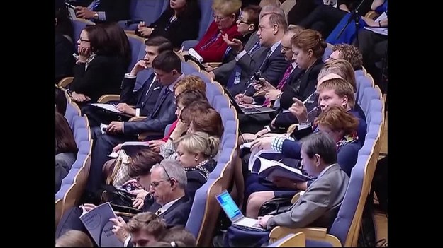 Rosja nie może sama rozwiązać sytuacji na Ukrainie - powiedział minister spraw zagranicznych Rosji Siergiej Ławrow na szczycie w Moskwie.


- Stany Zjednoczone starają się zachowywać jak zwycięzcy z zimnej wojnie i zachowują się, jakby mogli ignorować Rosję w sprawach europejskich - mówił Ławrow.


W swoim przemówieniu Ławrow powiedział też, że "Ukraina jest pionkiem w grach geopolitycznych". Dodał również, że Rosja chce "wspólnego działania" w sprawie znalezienia wyjścia z kryzysu.


Ukraina przeżywa swój największy kryzys polityczny od czasu upadku Związku Radzieckiego. Wszystko zaczęło się od antyrządowych protestów i ucieczki do Rosji prezydenta Wiktora Janukowycza. Rosja nie uznaje nowych władz na Ukrainie, a swoje działania tłumaczy ochroną rosyjskojęzycznej ludności.