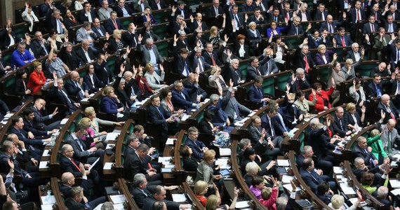 Sejm poparł poprawkę Senatu wprowadzającą od 2017 r. coroczną, proporcjonalną do płacy minimalnej, waloryzację świadczeń pielęgnacyjnych dla rodziców dzieci niepełnosprawnych. Za jej przyjęciem było 436 posłów, dwóch było przeciw. Teraz ustawa trafi na biurko prezydenta. 