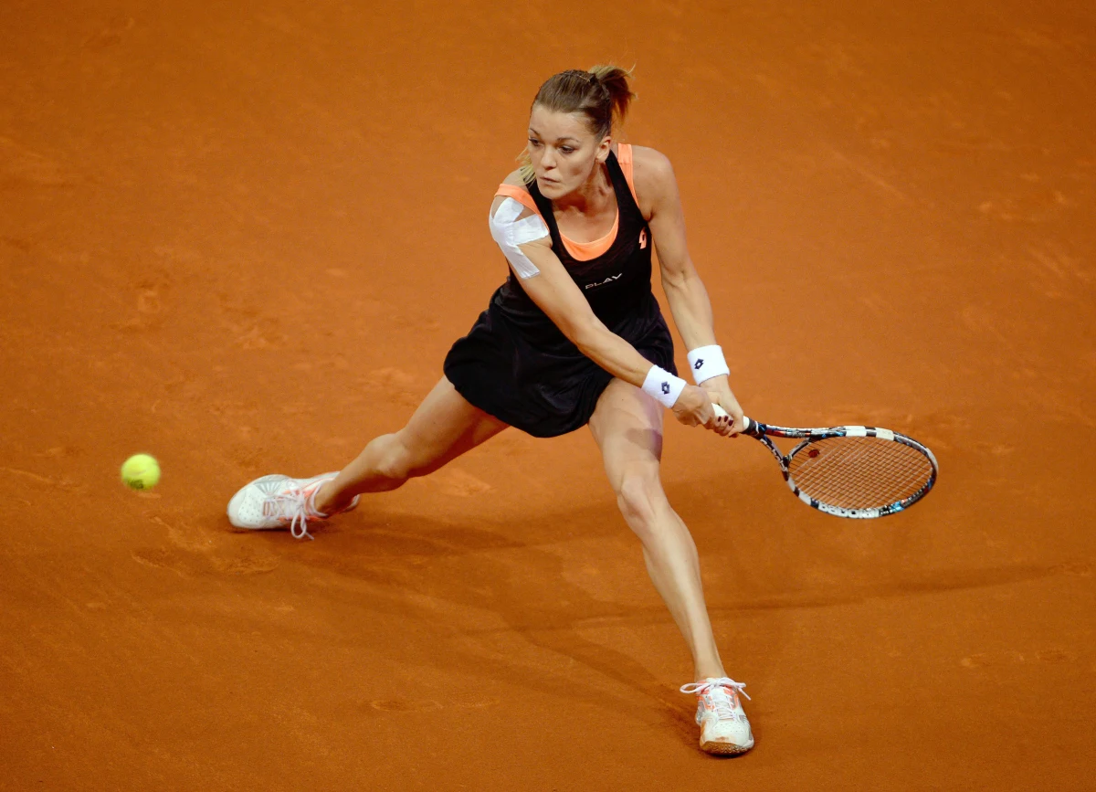  Agnieszka Radwańska pokonała w drugiej rundzie włoską tenisistkę Robertę Vinci 6:3, 6:2 i awansowała do ćwierćfinału halowego turnieju WTA Tour na ziemnych kortach w Stuttgarcie. Był to inauguracyjny mecz Polki, najwyżej rozstawionej zawodniczki, w tej imprezie. W pierwszej rundzie miała tzw. wolny los.