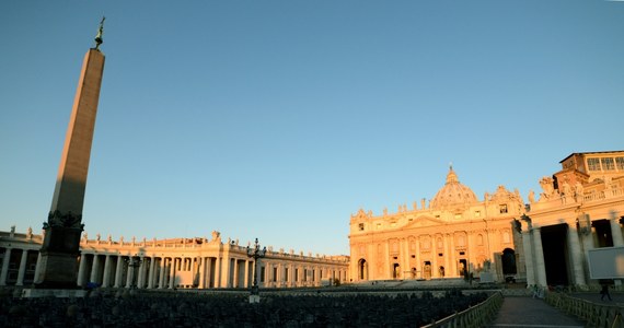 Jeden z sześciu pociągów wyczarterowanych biurom podróży, które organizowały wyjazdy na uroczystości kanonizacyjne do Rzymu, został odwołalny – poinformowało PKP Intercity. Pociąg miał wyjechać z Warszawy w piątek rano i zabrać 600-700 pielgrzymów. 