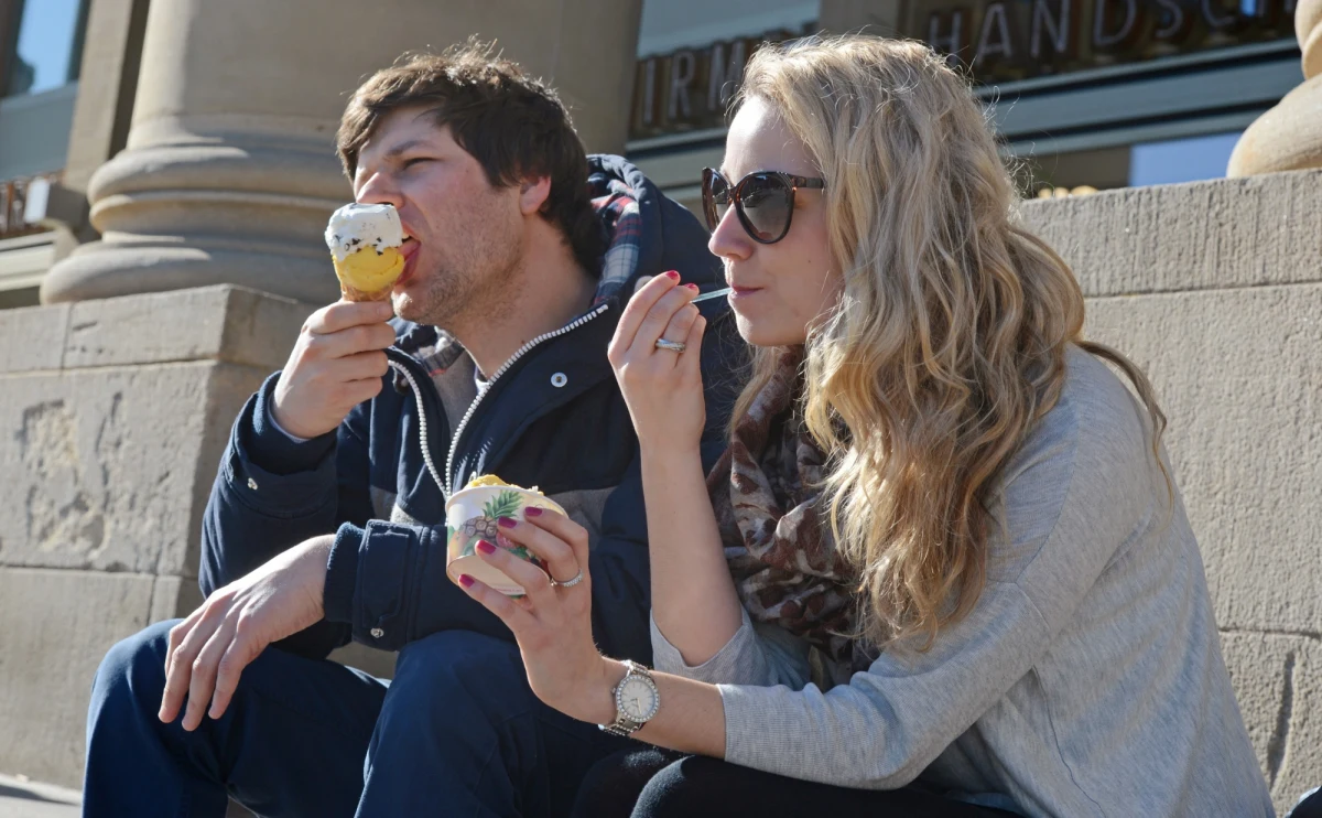 Pięć randek i co najmniej dwa prezenty i dopiero wtedy kobiety mogą zacząć myśleć o seksie. Tak przynajmniej wynika z ankiety przeprowadzonej wśród dwóch tysięcy samotnych Brytyjek zarejestrowanych na jednym z portali randkowych. Zanim granica intymności zostanie przekroczona potencjalna para zdąży obejrzeć wspólnie trzy filmy i przeprowadzi co najmniej pięć poważnych rozmów. 