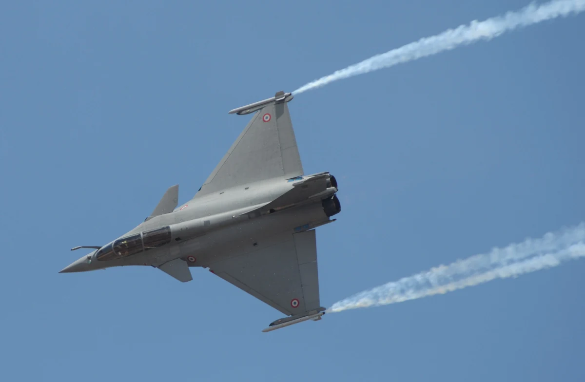Cztery francuskie myśliwce wzmocnią natowską misję patrolowania przestrzeni powietrznej nad trzema państwami bałtyckimi - poinformował w Waszyngtonie szef sztabu generalnego francuskiej armii gen. Pierre de Villiers. Maszyny będą stacjonowały od niedzieli w Polsce. De Villiers przypomniał, że francuski samolot elektronicznego rozpoznania AWACS co trzy dni prowadzi już patrole nad Rumunią. 