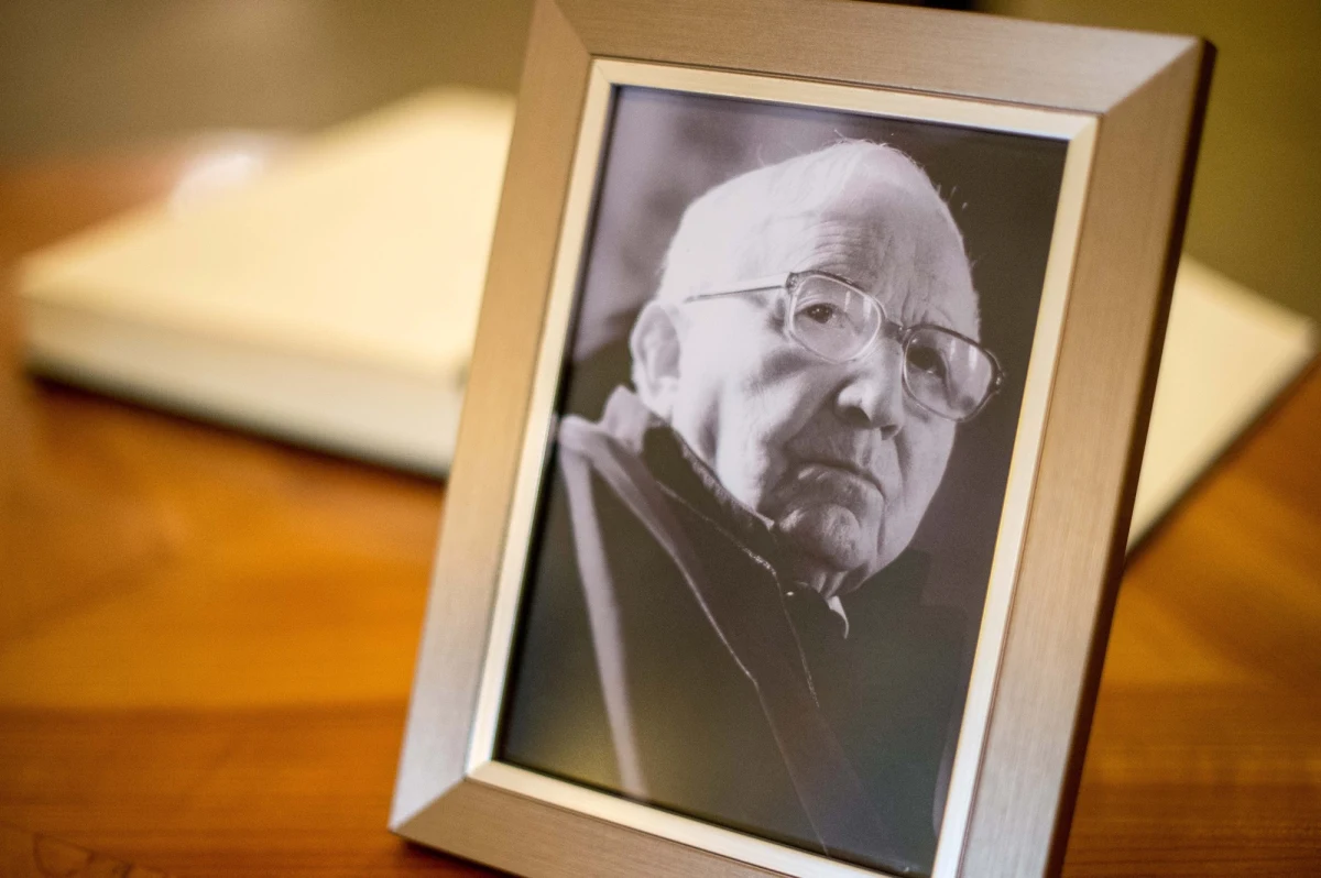 "Różewicz był niesamowicie delikatnym rozmówcą" - podkreśla Edward Balcerzan, teoretyk literatury, krytyk literacki, tłumacz, poeta i prozaik. W rozmowie z poznańskim dziennikarzem RMF FM Adamem Górczewskim profesor Balcerzan podkreśla wyjątkowość osoby i twórcy - Tadeusza Różewicza, poety który zmarł w czwartek we Wrocławiu w wieku niespełna 93 lat. 