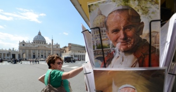 Jan Paweł II nadal inspiruje Kościół - powiedział papież Franciszek w orędziu do Polaków w związku z kanonizacją papieża z Polski.  