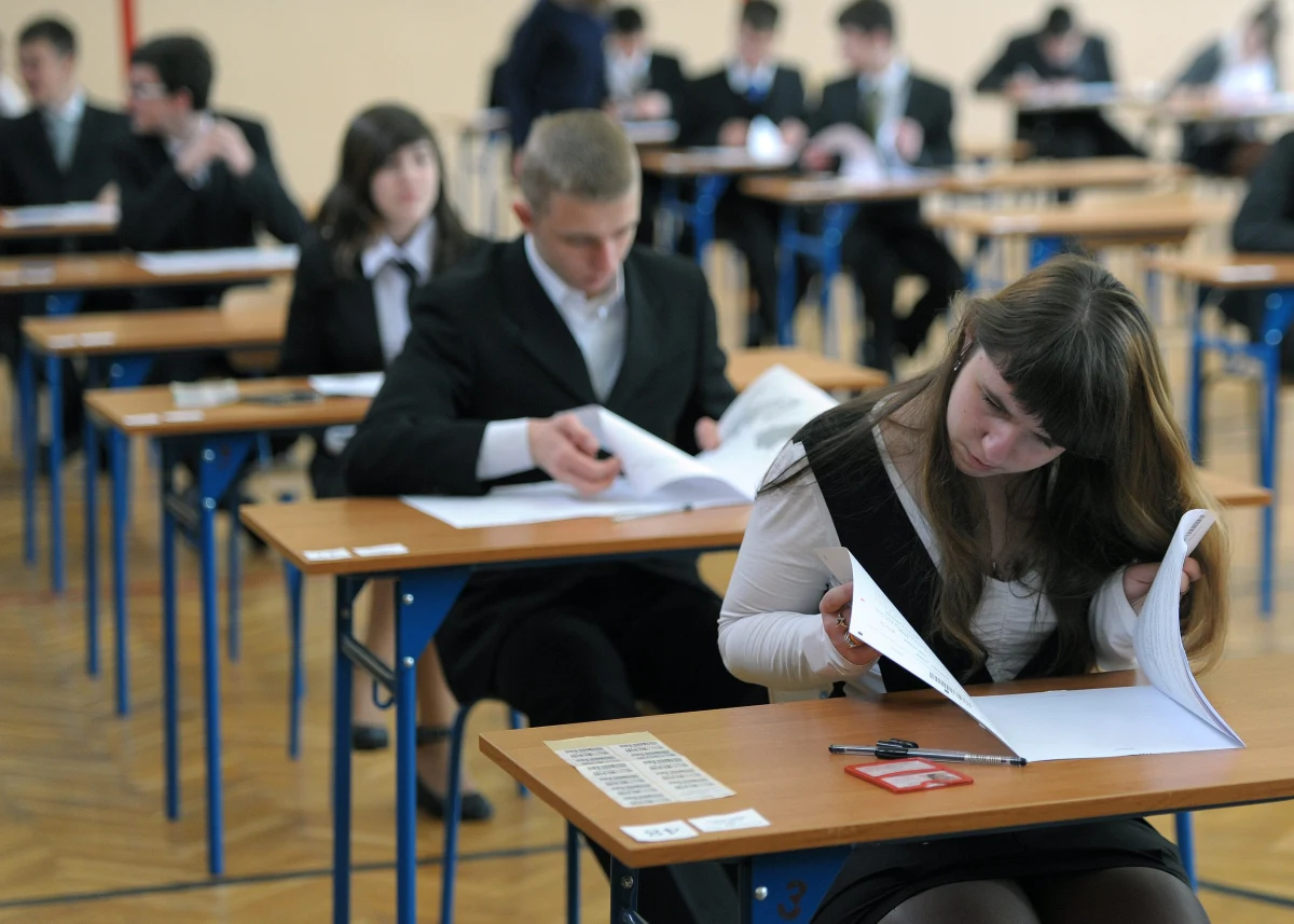 Blisko 380 tys. uczniów III klas gimnazjów w całym kraju przystąpi dziś do egzaminu z języka obcego. O godzinie 9.00 rozpoczną się zmagania na poziomie podstawowym, o 11 - na rozszerzonym. Po egzaminie na RMF 24 opublikujemy arkusze wraz z odpowiedziami!