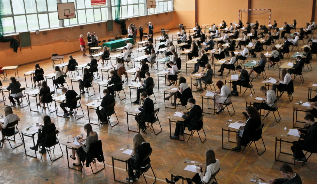 Gimnazjaliści napisali już testy z języka obcego - ostatnie w egzaminacyjnym maratonie. Na RMF 24 publikujemy arkusze zadań ze wszystkich języków dla poziomu podstawowego. Mamy także propozycje odpowiedzi z angielskiego i niemieckiego!