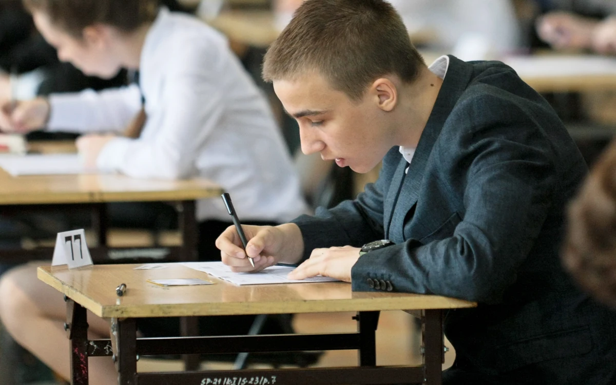 Prawie 380 tysięcy uczniów klas III gimnazjum ma już za sobą egzamin na zakończenie szkoły. W RMF FM i na RMF 24 towarzyszyliśmy im zarówno w przygotowaniach do testów, jak i w czasie trzech dni egzaminu. Codziennie publikowaliśmy również arkusze egzaminacyjne i propozycje odpowiedzi, opracowane przez naszych ekspertów. Zobaczcie!