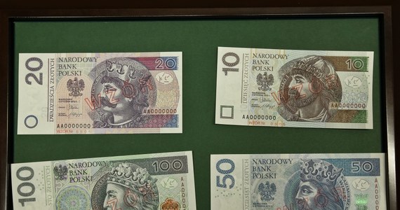 ​Dopiero na początku maja wszystkie wpłatomaty w Polsce będą przyjmowały nowe banknoty wprowadzone przez Narodowy Bank Polski. Na Gorącą Linię RMF FM dostajemy od Was sygnały, że nie wszystkie bankowe maszyny przyjmują pieniądze z nowymi zabezpieczeniami. Problemy dotyczą ponad 100 urządzeń.