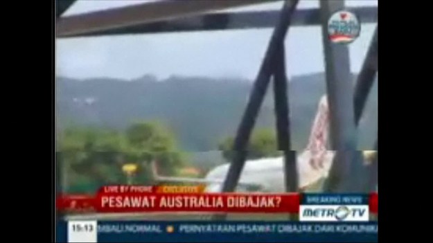 Samolot australijskich tanich linii lotniczych Virgin Blue został zmuszony do lądowania na lotnisku na indonezyjskiej wyspie Bali. Do kokpitu próbował dostać się pasażer. Kapitan maszyny twierdził, że było to porwanie. Teraz władze linii mówią o incydencie z udziałem pijanego. Mężczyzna został już aresztowany. Żadnemu z pasażerów nic się nie stało.