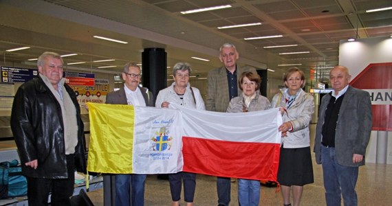 Zwykłym pociągiem PKP wyruszyły w pielgrzymkę do Rzymu osoby, które zapisały się na podróż "Expresem Miłosierdzia". Organizator, Marek Malisiewicz, obiecywał 600 pielgrzymom, że pojadą specjalnym składem wynajętym od PKP Intercity. Wczoraj PKP Intercity poinformowało jednak, że za skład nie zapłacono.