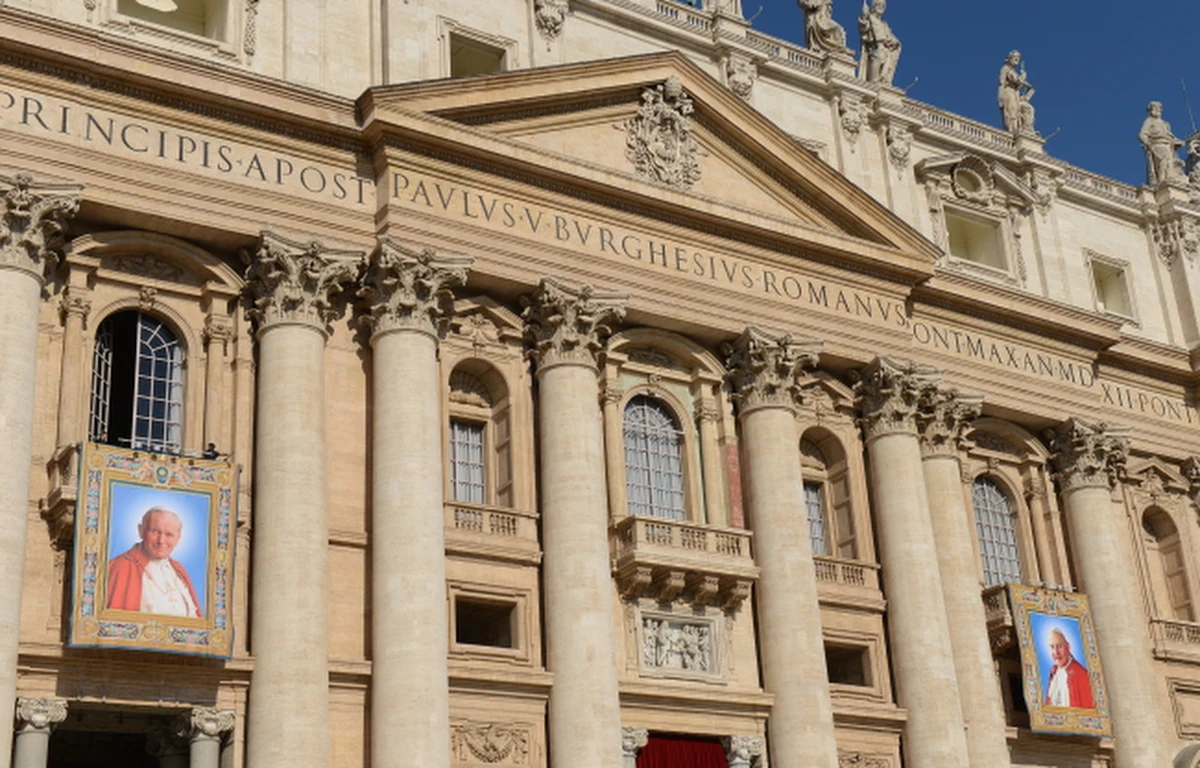 Na balkonach bazyliki Świętego Piotra są już portrety kanonizacyjne Jana Pawła II i Jana XXIII. To wyjątkowe odstępstwo od tradycji, zgodnie z którą portrety osób wynoszonych na ołtarze odsłaniane są uroczyście dopiero w chwili oficjalnego aktu beatyfikacji lub kanonizacji. 