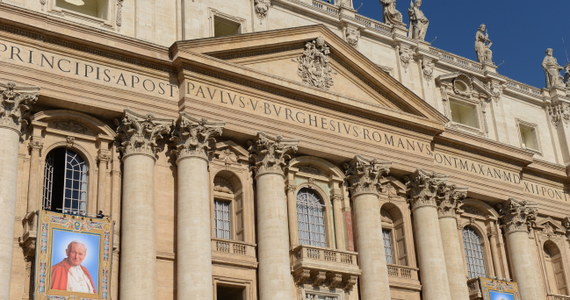 Na balkonach bazyliki Świętego Piotra są już portrety kanonizacyjne Jana Pawła II i Jana XXIII. To wyjątkowe odstępstwo od tradycji, zgodnie z którą portrety osób wynoszonych na ołtarze odsłaniane są uroczyście dopiero w chwili oficjalnego aktu beatyfikacji lub kanonizacji. 