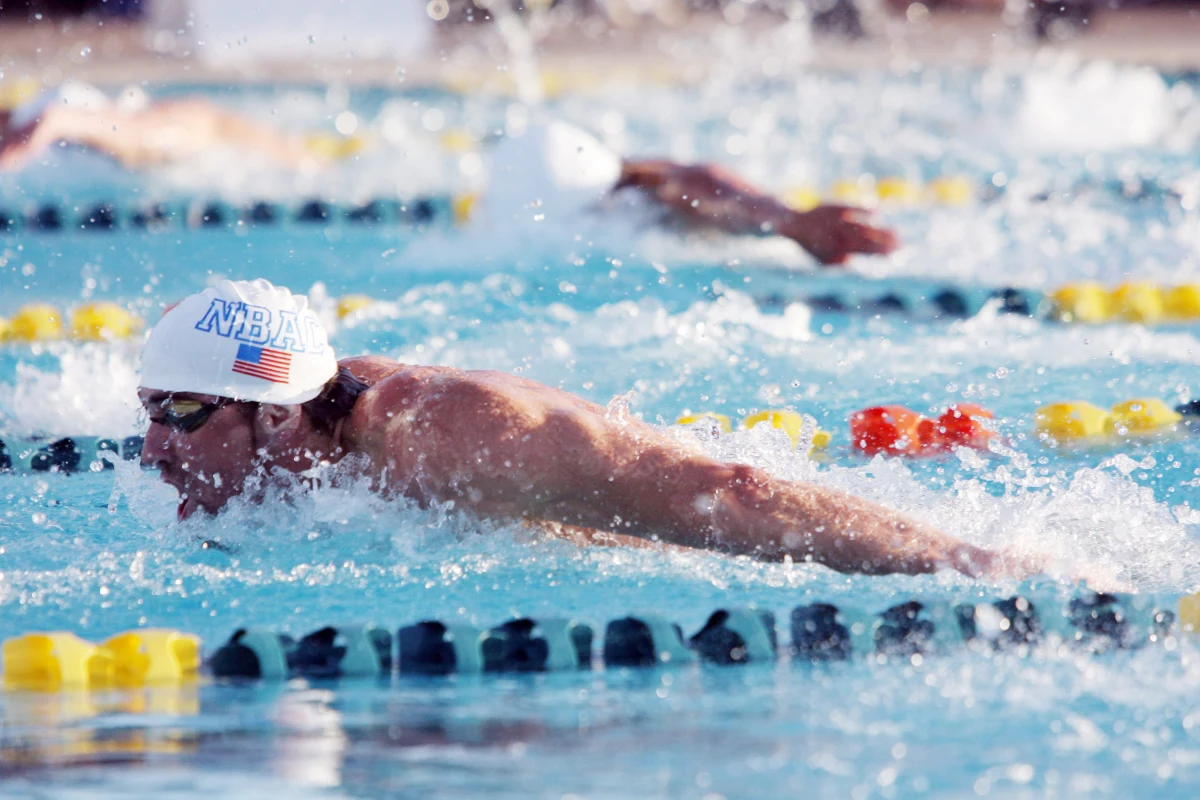 Amerykański pływak wystartował w finale 100 metrów stylem motylkowym w zawodach GP USA w miejscowości Mesa w Arizonie. Multimedalista olimpijski był od swojego największego rywala Ryana Lochte wolniejszy o 0,2 sekundy.