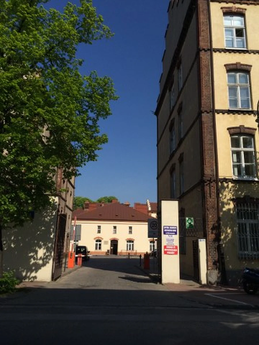 Osoby niepełnosprawne nie będą już miały żadnych problemów z wjazdem na wewnętrzny parking szpitala im. Dzieciątka Jezus w Warszawie. To efekt naszej interwencji. Sprawą zajęła się dziennikarka RMF FM Agnieszka Wyderka po sygnałach od niepełnosprawnych pacjentów, którzy skarżyli się, że ochrona żąda od nich specjalnych przepustek.