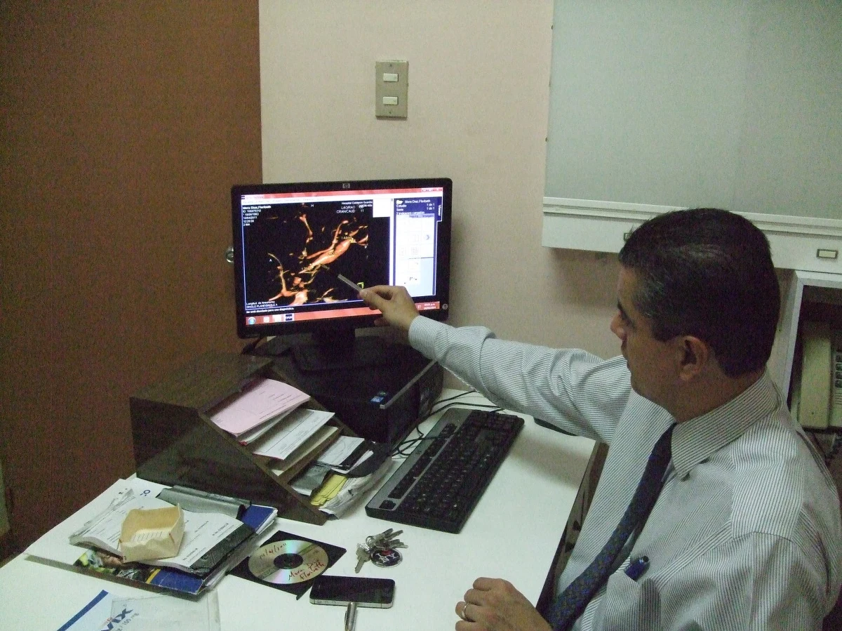 „Dla tej kobiety nie było szans. Nie było mowy o operacji. Nie było możliwości założenia specjalnej klamry, która by ją być może uratowała. Nie można było zrobić embolizacji, czyli zamknięcia naczynia tętniczego. Operacja niosła za sobą zbyt duże ryzyko” – mówi dla RMF FM neurochirurg Alejandro Vargas Roman z Kostaryki. To on prowadził Floribeth Mora Diaz, której uzdrowienie wybrano jako cud do kanonizacji Jana Pawła II.