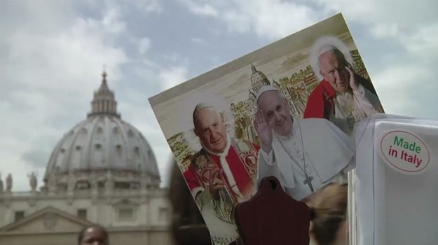 W niedzielę 27 kwietnia w Watykanie odbędzie się historyczna kanonizacja dwóch papieży – Jana Pawła II i Jana XXIII. Wśród tych, którzy liczą na nadzwyczajny zysk w związku z napływem ogromnej rzeszy pielgrzymów, są sprzedawcy pamiątek i dewocjonaliów. Od kubków po T-shirty – pamiątki z wizerunkiem Jana Pawła II cieszą się największym wzięciem. Są chętnie kupowane przez wiernych, którzy chcą zabrać ze sobą do domu coś, co będzie im przypominać o wyjątkowej atmosferze, jaka w tych dniach zapanowała w Watykanie.


- -Najwięcej sprzedaje się pamiątek z Janem Pawłem II. Ludzie po prostu lepiej pamiętają tego papieża, bo jeszcze niedawno był z nami. Umarł zaledwie kilka lat temu. Jeśli chodzi o Jana XXIII, to sprzedają się tylko małe obrazki z jego podobizną i plakaty - mówi Tamara Tosti, właścicielka sklepu z pamiątkami.