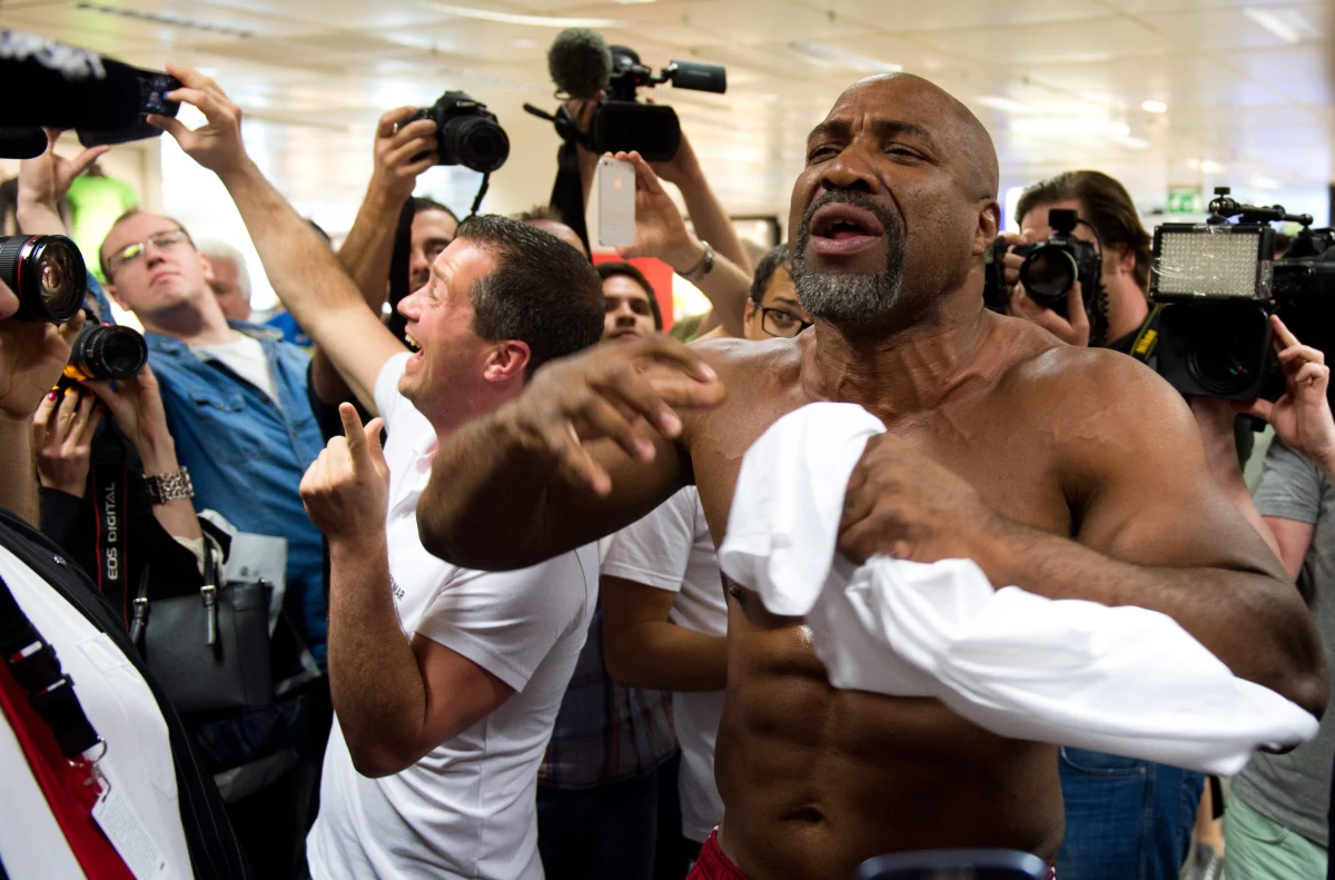 Były bokserski mistrz świata wagi ciężkiej Shannon Briggs przerwał ceremonię ważenia przed sobotnią walką Władimira Kliczki z Australijczykiem Alexem Leapai w niemieckim Oberhausen. 42-letni Amerykanin siłą wdarł się do sali, domagając walki z ukraińskim bokserem. 
