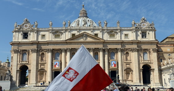 "Kanonizacja nic nie zmienia. Pokładam nadzieję w papieżu Franciszku, że nie zrobi z kanonizacji jakiejś fety czy show, tylko że pod jego kierownictwem będzie to okazja do modlitwy" - mówi o zaplanowanych na niedzielę uroczystościach w Watykanie filozof i publicystka Halina Bortnowska. "Dla mnie Jan Paweł II jest człowiekiem, o którym myślę jako o obecnym. Z wdzięcznością za to, co zrobił, ze świadomością osoby już mocno starej, że nikt nie da rady zrobić wszystkiego" - dodaje. 