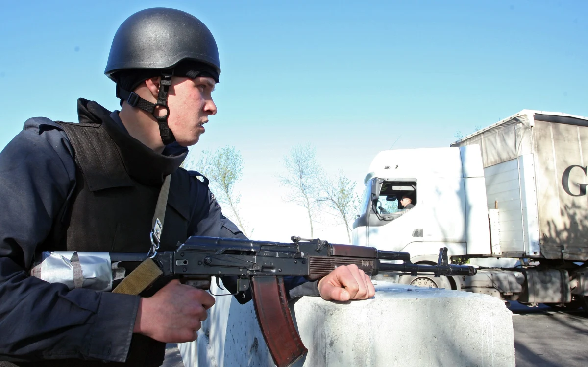 Polski oficer jest w grupie obserwatorów misji OBWE, którzy zostali zatrzymani przez prorosyjskich separatystów na Ukrainie - potwierdza Ministerstwo Obrony Narodowej. Ukraińskie MSW prowadzi negocjacje w celu uwolnienia Polaka, a także trzech Niemców, Czecha, Szweda i Duńczyka, którzy są przetrzymywani w budynku ukraińskiej Służby Bezpieczeństwa w Słowiańsku.