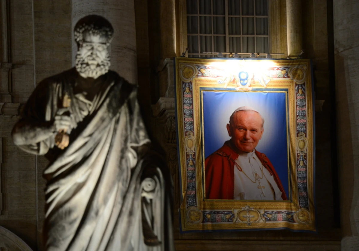 Jan Paweł II zapisał się jako osoba wyjątkowa w wielu krajach i cieszył się sympatią ludzi na całym świecie, dlatego spodziewamy się, że na kanonizację przyjadą pielgrzymi z różnych miejsc – stwierdził  dyrektor Sekcji Polskiej Radia Watykańskiego o. Leszek Gęsiak. Dodał, że przybywających do wiecznego miasta trudno uznać za turystów. „Ludzie przyjeżdżają dlatego, że chcą oddać hołd wielkim papieżom. Chcą oddać hołd temu wszystkiemu, co oni zrobili" - podkreślił. 