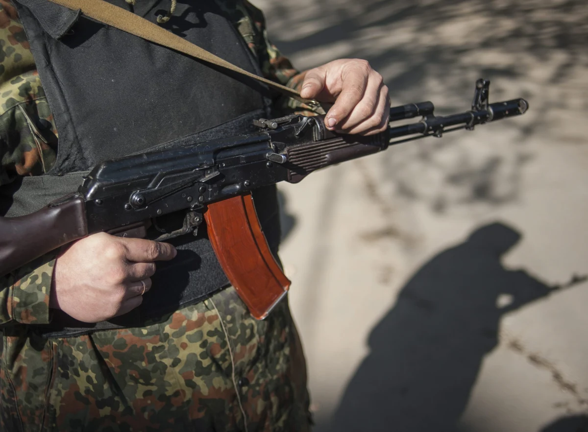 Obserwatorzy OBWE, w tym polski oficer, uwięzieni przez separatystów w Słowiańsku na wschodzie Ukrainy są przetrzymywani w ciężkich warunkach - informuje Służba Bezpieczeństwa Ukrainy. Jedna z więzionych osób wymaga pilnej pomocy medycznej. Porywacze uniemożliwiają jej jednak kontakt z lekarzem. Według informacji ukraińskiego kontrwywiadu, napastnicy mieli plany, by użyć porwanych jako żywe tarcze. Na miejsce jedzie zespół negocjatorów OBWE. Będą rozmawiać o uwolnieniu porwanych.