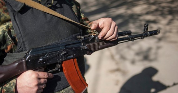 Obserwatorzy OBWE, w tym polski oficer, uwięzieni przez separatystów w Słowiańsku na wschodzie Ukrainy są przetrzymywani w ciężkich warunkach - informuje Służba Bezpieczeństwa Ukrainy. Jedna z więzionych osób wymaga pilnej pomocy medycznej. Porywacze uniemożliwiają jej jednak kontakt z lekarzem. Według informacji ukraińskiego kontrwywiadu, napastnicy mieli plany, by użyć porwanych jako żywe tarcze. Na miejsce jedzie zespół negocjatorów OBWE. Będą rozmawiać o uwolnieniu porwanych.