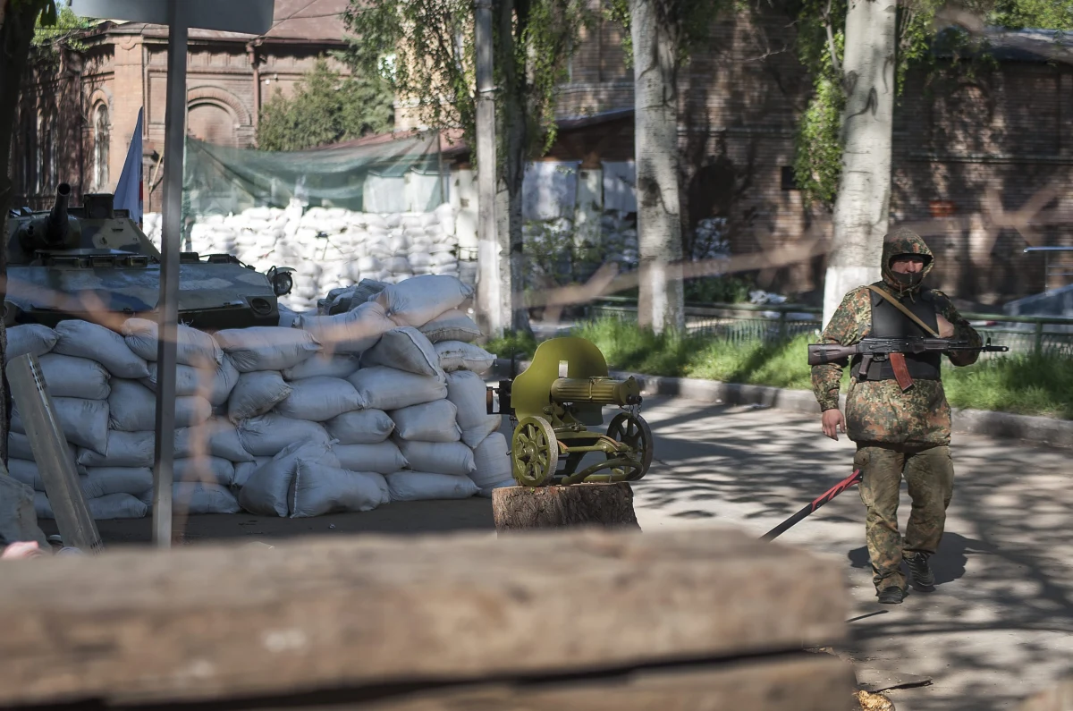 "Wojska rosyjskie, które przekroczą granicę z Ukrainą nawet w charakterze sił pokojowych, zostaną odparte z użyciem broni. Będzie to potraktowane jako agresja" - ostrzegł minister obrony Ukrainy Mychajło Kowal. Oświadczył także, że wbrew doniesieniom, rosyjskie samoloty nie naruszyły ukraińskiej przestrzeni powietrznej. Zaznaczył jednak, że siły lądowe Rosji zbliżyły się do granicy na odległość 2-3 kilometrów.