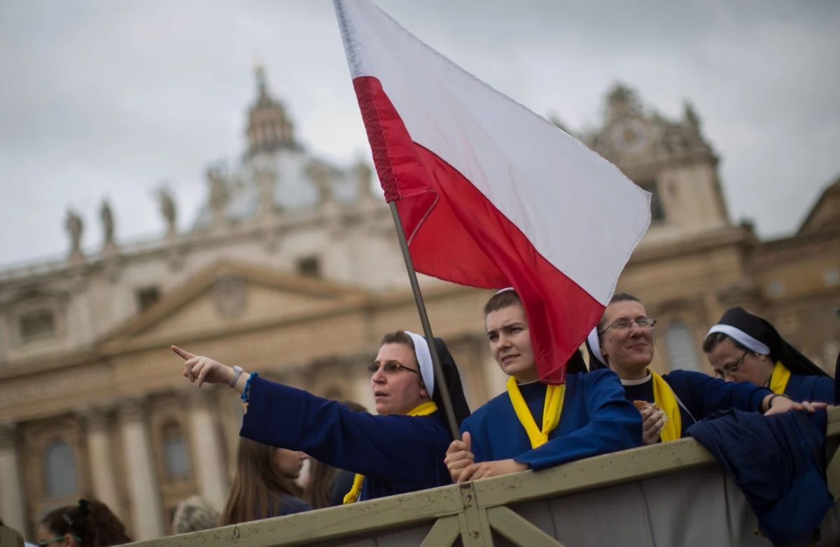 W Watykanie trwa wielki odwrót z Placu św. Piotra - ma być on zamknięty na noc. Bramy otwarte zostaną dopiero rano o godz. 5:30. 