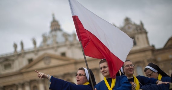 W Watykanie trwa wielki odwrót z Placu św. Piotra - ma być on zamknięty na noc. Bramy otwarte zostaną dopiero rano o godz. 5:30. 