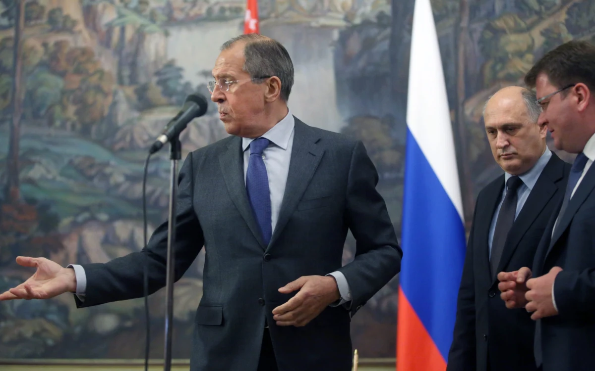 Szef MSZ Rosji Siergiej Ławrow powiedział sekretarzowi stanu USA Johnowi Kerry'emu, że władze Ukrainy muszą wstrzymać operację wojskową na południowym wschodzie kraju, a USA powinny wpłynąć na Kijów, by uwolnił liderów ruchu protestu w tym regionie. Szefowie dyplomacji obu krajów rozmawiali telefonicznie z inicjatywy Kerry'ego. 