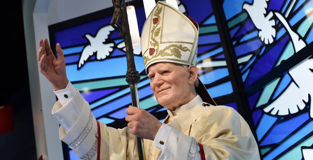 "Kiedy skończyłyśmy śpiewać, papież powiedział do nas tylko jedno zdanie. Pamiętajcie, że jesteście urszulankami. Dobrze mi się sprawujcie" - opowiada reporterowi RMF FM siostra Teresa z klasztoru sióstr urszulanek w Jaszczurówce. To tam w latach 1962 - 1978 przyjeżdżał Karol Wojtyła na zimowy wypoczynek. Potem odwiedził to miejsce już jako Jan Paweł II. Niedawno siostry znalazły buty, w których młody Wojtyła wędrował na nartach po Tatrach. 