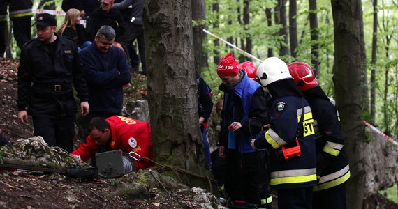 Ratownicy wydobyli 30-latka, którego w Jaskini Wiernej pomiędzy Żarkami a Złotym Potokiem koło Częstochowy przygniótł głaz. Mężczyzna prawdopodobnie nie żyje. 