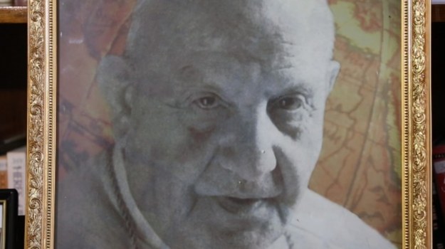 Baruch Tenembaum, wieloletni działacz na rzecz dialogu chrześcijańsko-żydowskiego i założyciel fundacji Raoula Wallenberga, uważa, że żaden papież w historii Kościoła nie zrobił dla narodu żydowskiego tyle, co Jan XXIII.


Kilka lat temu w Izraelu znaleziono dokumenty, które dowodzą, iż podczas II wojny światowej ówczesny przedstawiciel dyplomatyczny Watykanu w Turcji - arcybiskup Angelo Roncalli, późniejszy papież Jan XXIII - pomógł w uratowaniu tysięcy węgierskich Żydów od zagłady. Naród żydowski pamięta o tym do dziś, podkreślił Baruch Tenembaum, a kanonizacja Jana XXIII ma dla niego ogromne znaczenie.