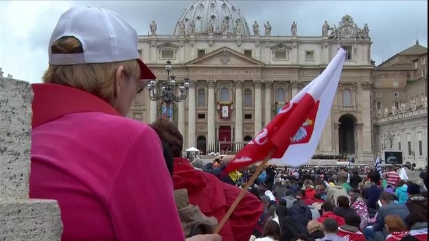 Papież Franciszek ogłosił swoich dwóch poprzedników - Jana XXIII i Jana Pawła II - świętymi. 


W tej wyjątkowej uroczystości uczestniczył także papież-emeryt Benedykt XVI. Nigdy wcześniej obecnie panujący papież oraz papież-emeryt nie odprawili mszy razem, a tym bardziej podczas uroczystości na cześć dwóch swoich najbardziej znanych poprzedników.


Papież Franciszek opisał św. Jana XXIII jako "papieża posłuszeństwa Duchowi Świętemu", a św. Jana Pawła II jako "papieża z rodziny".


- Zwołując Sobór, Jan XXIII okazał posłuszeństwo Duchowi Świętemu, dał się Jemu prowadzić i był dla Kościoła pasterzem i przewodnikiem. To była jego wielka posługa dla Kościoła. Był papieżem posłuszeństwa Duchowi Świętemu - powiedział papież Franciszek.


- Jan Paweł II był papieżem rodziny. Kiedyś sam tak powiedział, że chciałby zostać zapamiętany jako papież rodziny - powiedział Franciszek.