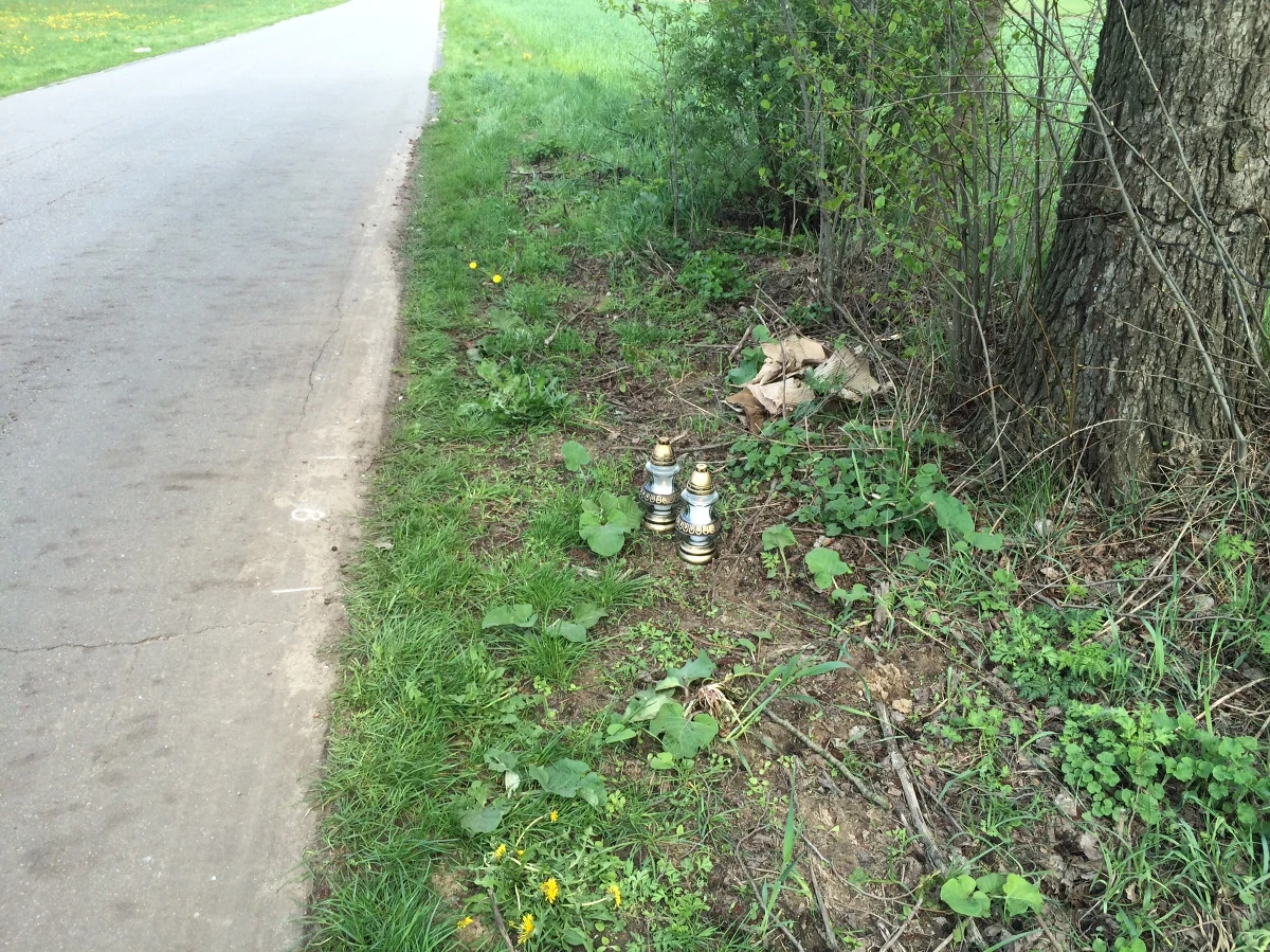 W poniedziałek zostanie przesłuchany 46-letni Mirosław P., który w sobotę koło Łukowa na Lubelszczyźnie śmiertelnie potrącił dwunasto- i trzynastolatkę. Oprócz pijanego kierowcy złapano także pasażera auta, który uciekł z samochodu. "To też nasza wina, że nikt nie reaguje na pijaków za kółkiem" - przyznają mieszkańcy wsi w rozmowie z reporterem RMF FM. 