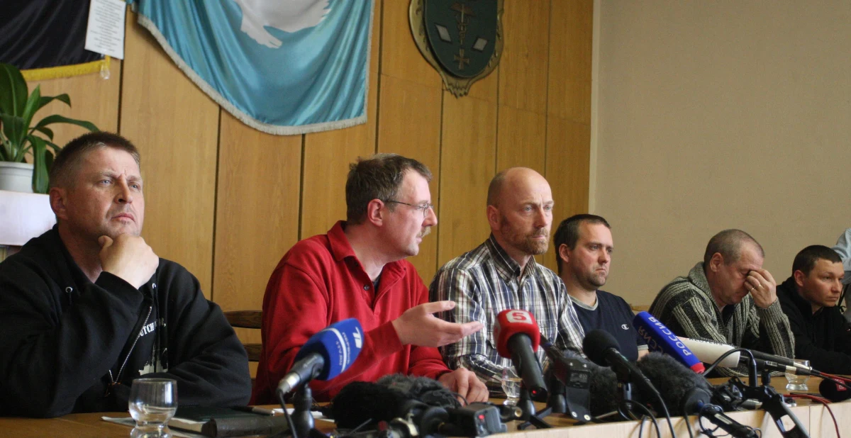 Wszyscy eksperci wojskowi OBWE, uprowadzeni przez prorosyjskich separatystów w Słowiańsku na wschodzie Ukrainy, czują się dobrze i nie są źle traktowani - poinformował niemiecki pułkownik Axel Schneider, przedstawiciel porwanej grupy. Jak dodał, na razie nie wiadomo, kiedy zostaną uwolnieni.