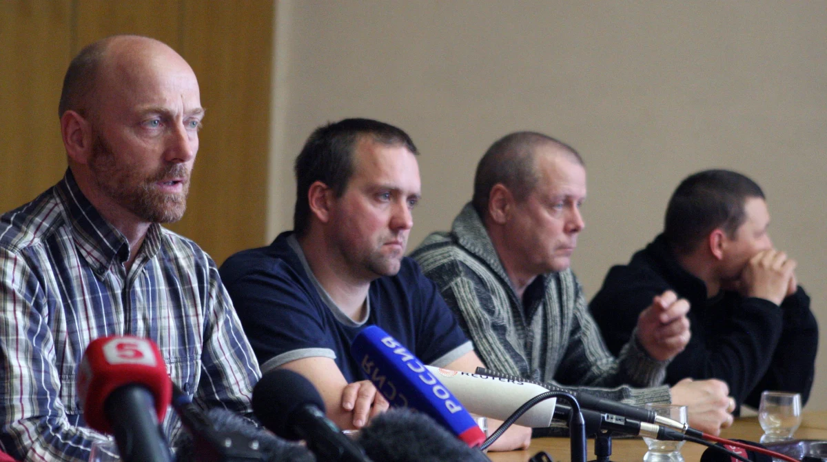 Jeden z siedmiu obserwatorów wojskowych, przetrzymywanych przez prorosyjskich separatystów w Słowiańsku na wschodzie Ukrainy, został przeprowadzony pod eskortą do samochodu OBWE i odjechał. Separatyści mówią, że uwolnili Szweda chorego na cukrzycę.