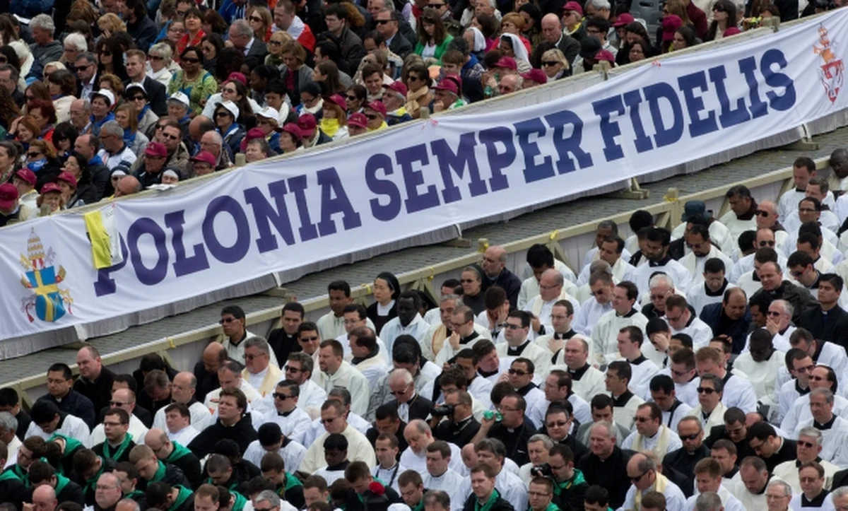 Kanonizacja stulecia - tak włoskie media podsumowują niedzielną mszę, podczas której papież Franciszek, w obecności swego poprzednika Benedykta XVI, ogłosił świętymi Jana XXIII i Jana Pawła II. Zwraca się uwagę na radosną obecność tysięcy polskich pielgrzymów. Portugalskie media także piszą o "niezwykle polskiej uroczystości" a amerykańskie o połączeniu dwóch ikon Kościoła XX wieku. 